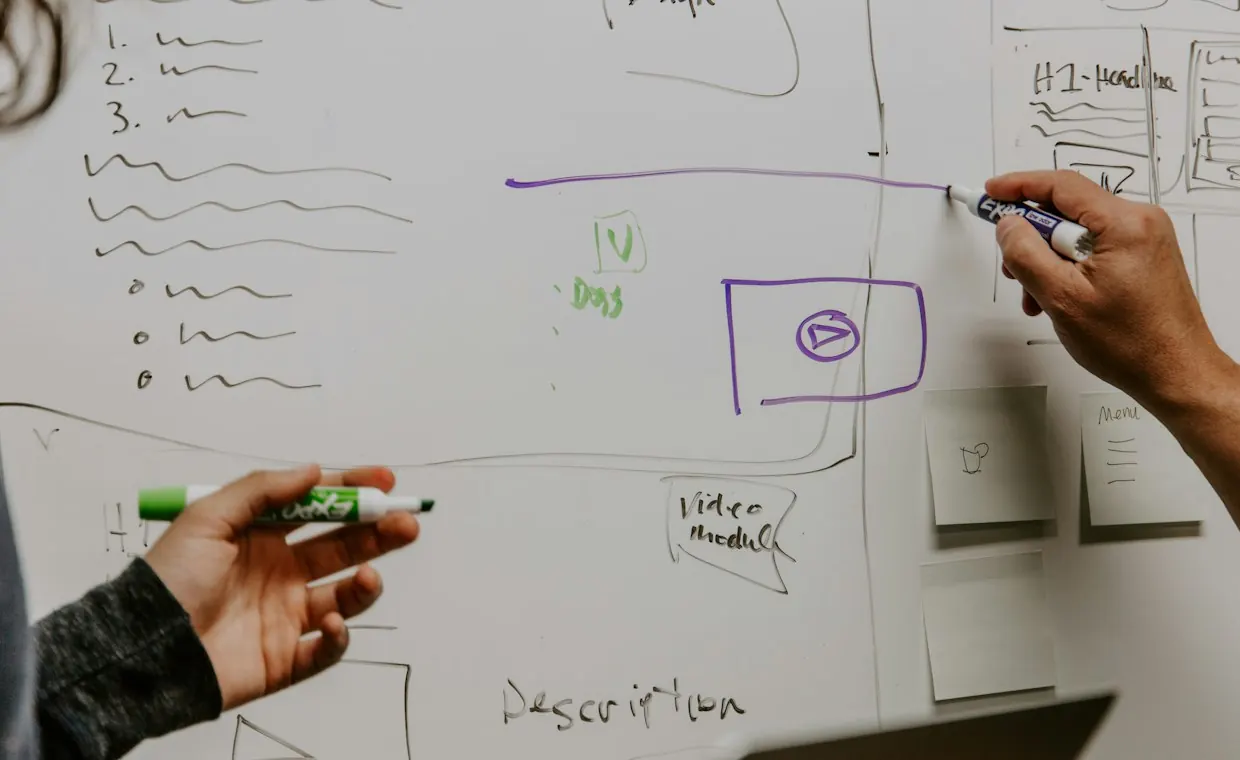 Dos personas explicando conceptos en una pizarra